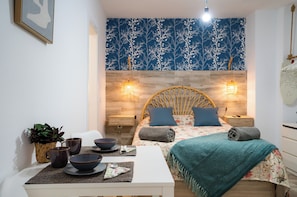 Tabla de planchar con plancha, wifi y ropa de cama