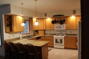 Fridge, microwave, oven, stovetop - 5-bedroom house in White Mountains with shuttle to Loon and clubhouse access. (Lincoln)