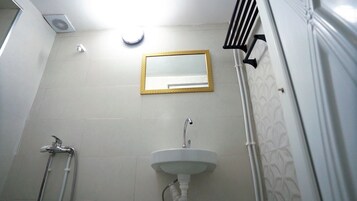 Habitación familiar con 1 cama doble o 2 individuales | Baño