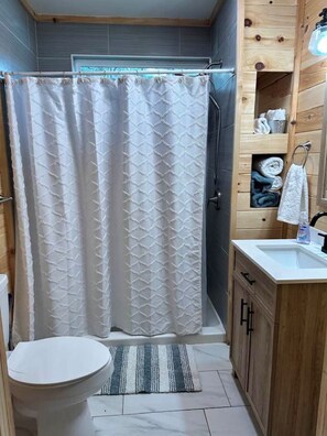 Douche, sĂšche-cheveux, serviettes fournies, papier toilette