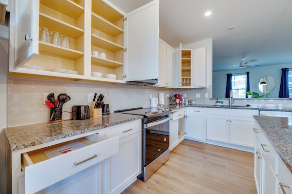 Townhome | Private kitchen - Luxe King 4BR Townhouse to Uptown CLT (Charlotte)