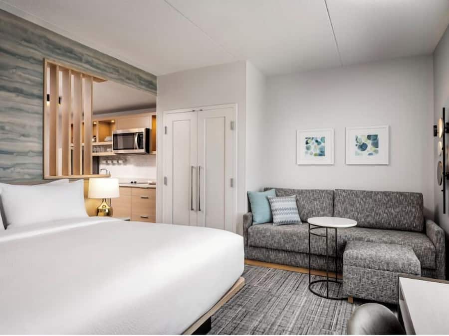 Studio, 1 Tempat Tidur King dengan tempat tidur Sofa | Seprai premium, bantalan ekstra lembut, dan meja kerja