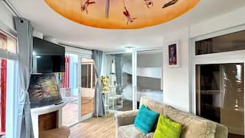 Deluxe-Apartment, Bergblick | Wohnbereich | 32-Zoll-LCD-Fernseher mit Digitalempfang