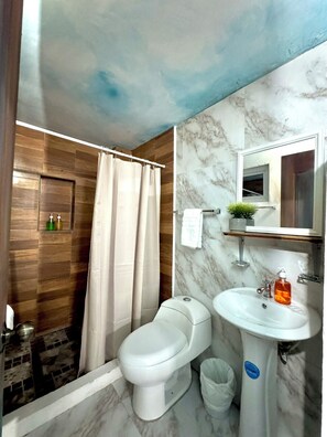 經濟雙人房 | 浴室 | 淋浴設備、提供毛巾、番梘、洗頭水