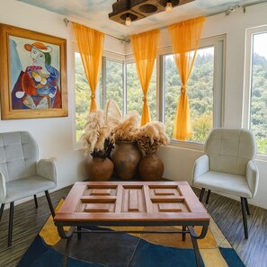 32-inch LCD TV with digital channels - Casa Mural (Antigua Guatemala)