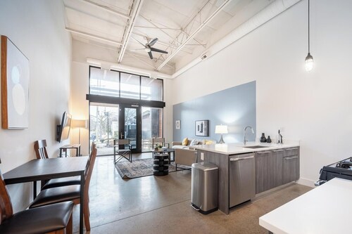 Landing | Stylish 2BD, Gym, Pool