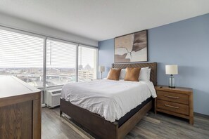 Desk, iron/ironing board, WiFi, bed sheets