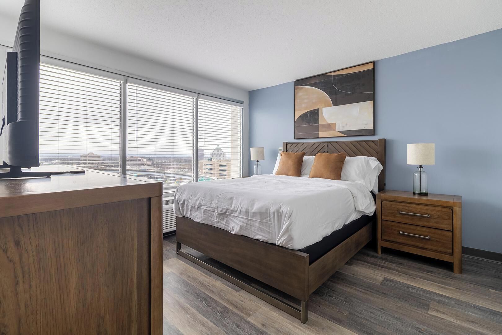 Desk, iron/ironing board, WiFi, bed sheets