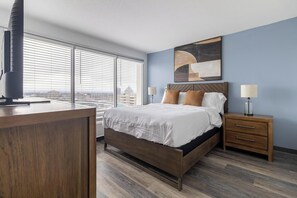 Desk, iron/ironing board, WiFi, bed sheets - Landing | Modern 1BD, Yoga Studio, Gym (Hartford)