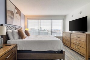 1 bedroom, desk, iron/ironing board, WiFi - Landing | Beautiful 1BD, Game Room, Pool (Hartford)