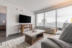 Smart TV - Landing | Beautiful 1BD, Game Room, Pool (Hartford)