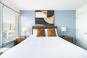 Työpöytä, silitysrauta/-lauta, Wi-Fi, vuodevaatteet