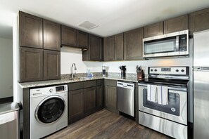 Jääkaappi, ruokailupöytä