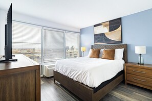 Een bureau, een strijkplank/strijkijzer, wifi, beddengoed