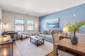 Smart TV - Landing | Modern 2BD, Gym (Albany)