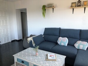 TV - Apartamento en Les Rotes, Dénia.
Amplia terraza y a 5 minutos del mar. (VC)