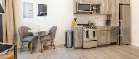 Frigorifero, tavolo da pranzo