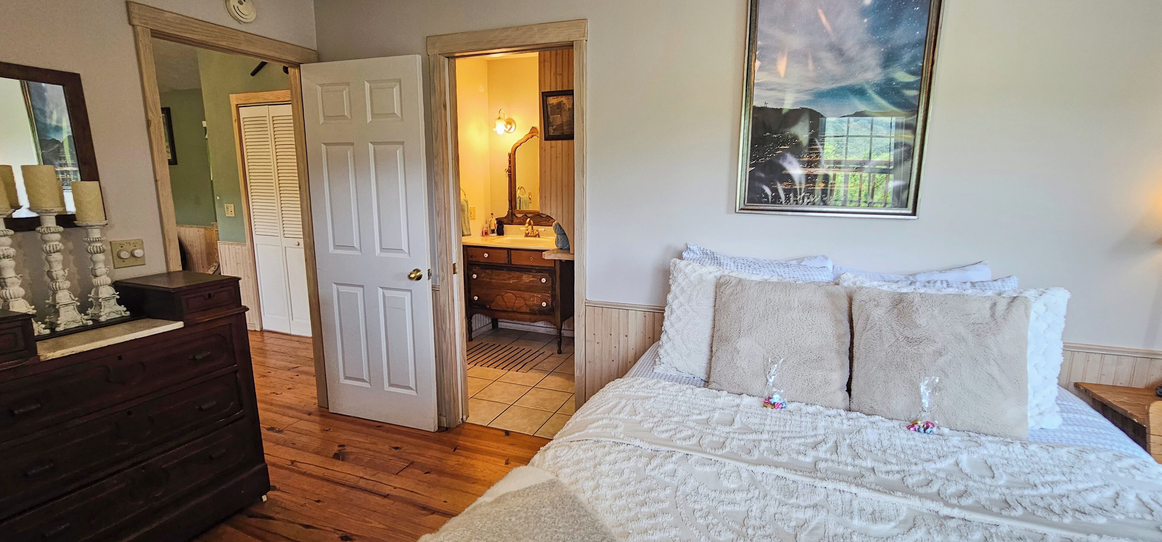 1 dormitorio, tabla de planchar con plancha, ropa de cama