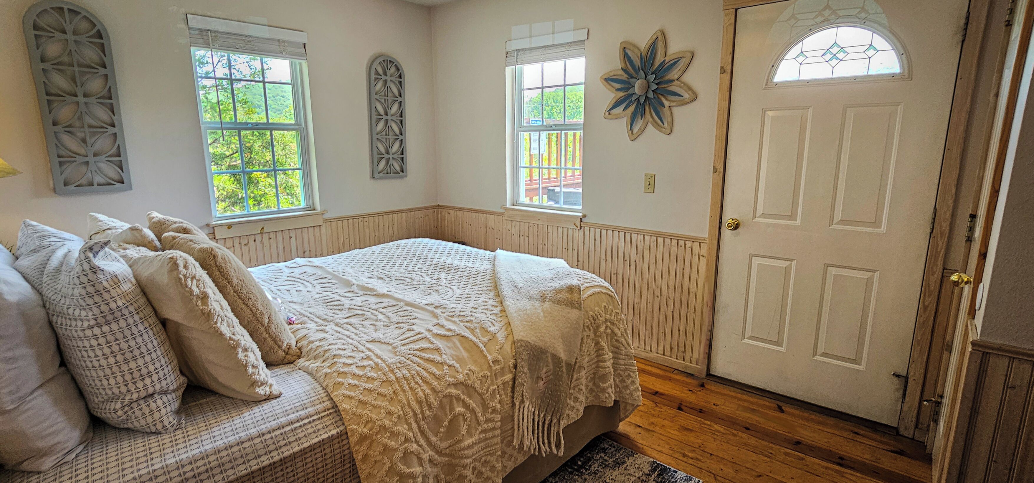 1 dormitorio, tabla de planchar con plancha, ropa de cama