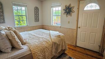 1 dormitorio, tabla de planchar con plancha, ropa de cama