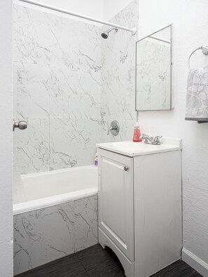 Dutxa, assecador de cabells, bidet i tovalloles 