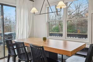 Dining - Designer • Large Group Stay • Firepits • 85in TV Rm • Karaoke • Pools • Lake (East Stroudsburg)