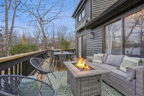 Hopskip Home - Designer - Firepits - 85in TV Movie Rm - Karaoke -Near Waterparks