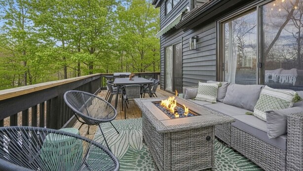 Una terraza con mobiliario exterior, una chimenea y un sofá.