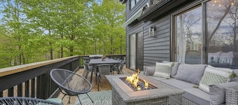Designer • Large Group Stay • Hot Tub • Firepits • Movie Rm • Karaoke • Lake