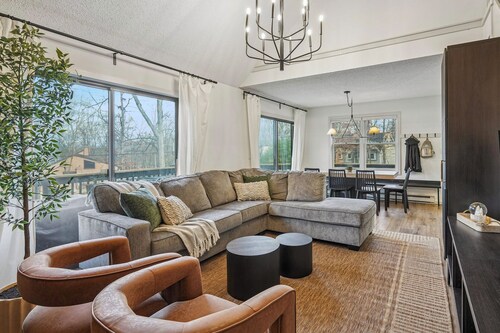 Hopskip Home - Designer - Karaoke - 85in TV - Firepit - Ski Camelback & Shawnee