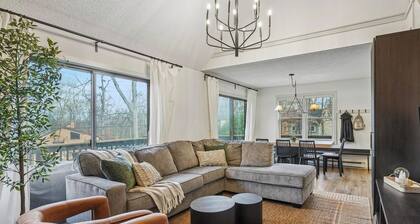 Hopskip Home - Designer - Karaoke - 85in TV - Firepit - Ski Camelback & Shawnee