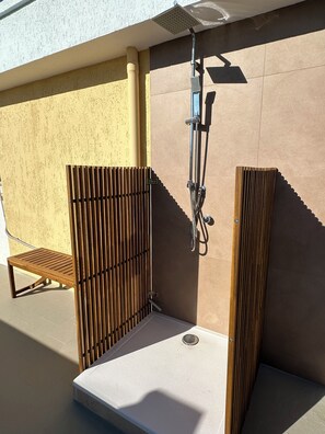 Regadera, secadora de cabello, bidet, toallas 