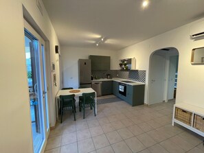 Fridge, microwave, oven, stovetop - House 10 min walk from the sea, equipped with terrace equipped with outdoor shower (Marina di Ginosa)