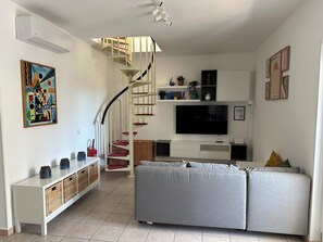 Smart TV, books - House 10 min walk from the sea, equipped with terrace equipped with outdoor shower (Marina di Ginosa)