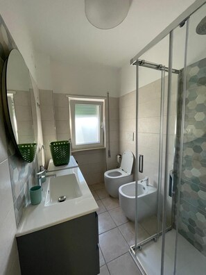 Shower, hair dryer, bidet, towels - House 10 min walk from the sea, equipped with terrace equipped with outdoor shower (Marina di Ginosa)