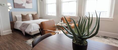 書桌、熨斗/熨衫板、Wi-Fi、床單