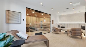 Ein modernes Interieur mit einer Sitzecke, einer Sauna und einer Rezeption.