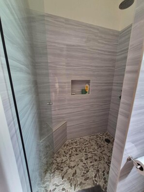 Een douche, handdoeken, zeep
