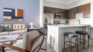 Um apartamento moderno com sala de estar, cozinha e área de jantar.