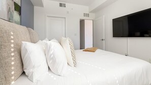 Desk, iron/ironing board, WiFi, bed sheets - Landing | Amazing 2BD, Game Room, Yoga Studio (Fort Myers)