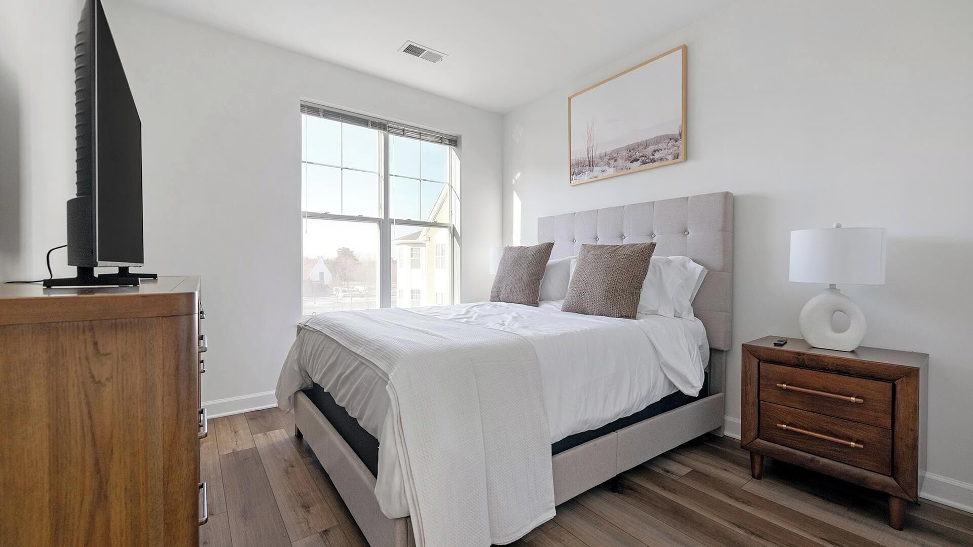 Desk, iron/ironing board, WiFi, bed sheets