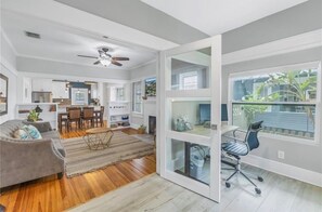 Interior - Walk to Vinoy Park, Downtown St Pete, Pool, Pets (St. Petersburg)