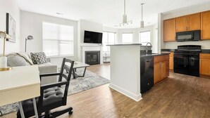 A modern apartment with a kitchen, dining area, and living room. - Landing | Stunning 2BD, Gym, Pool (Frederick)