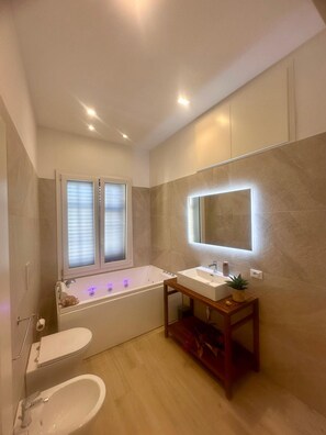 Douche, baignoire à jets, sèche-cheveux, bidet