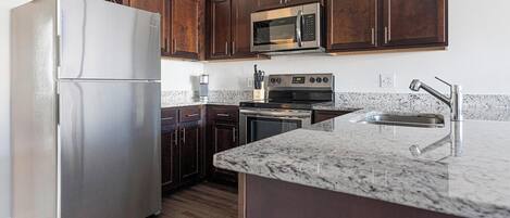 Jääkaappi, ruokailupöytä