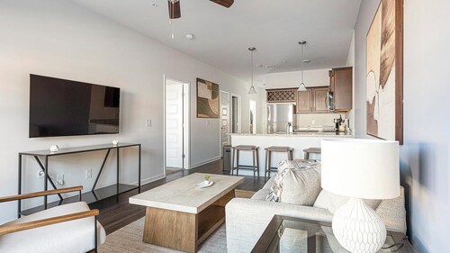 Landing | Spectacular 2BD, Gym, Pool