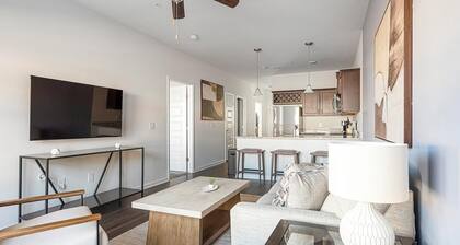 Landing | Spectacular 2BD, Gym, Pool