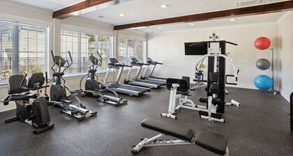Landing | Spectacular 2BD, Pool, Gym