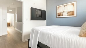 Desk, iron/ironing board, WiFi, bed sheets - Landing | Modern 2BD, Gym, Clubhouse (Lakeland)