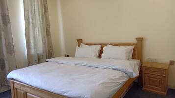 Deluxe tweepersoonskamer, uitzicht op bergen | Geluiddichte muren, een strijkplank/strijkijzer, gratis wifi